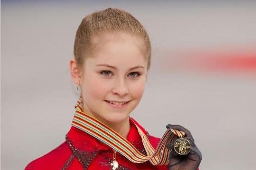 Julia Lipnitskaia com sua medalha de ouro / Foto: Xinhua / Attila Volgyi